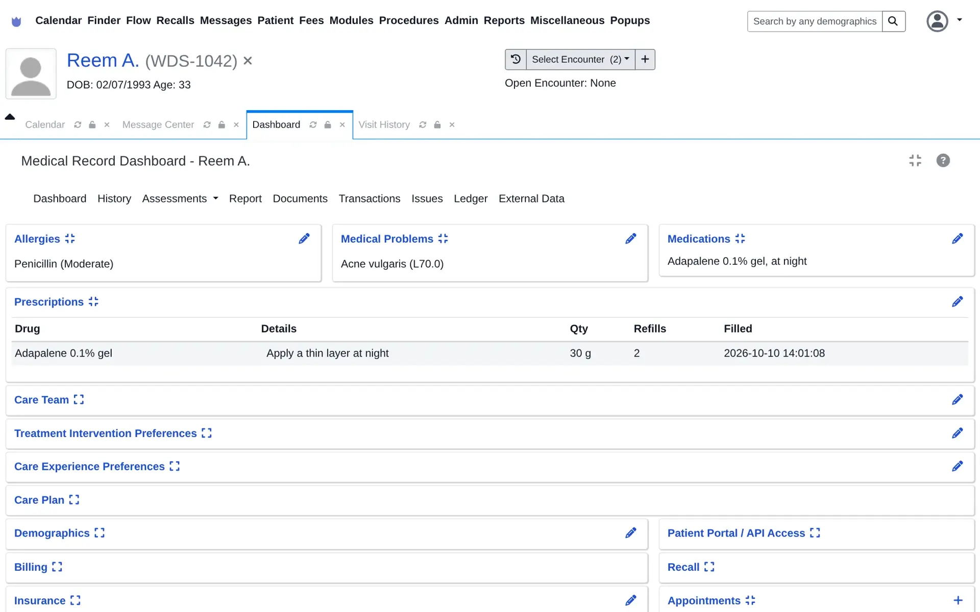 Mindcat Clinic patient record dashboard for Reem A. (WDS-1042): allergy Penicillin (Moderate), medical problem acne vulgaris (L70.0), an adapalene gel medication, and a prescriptions table.